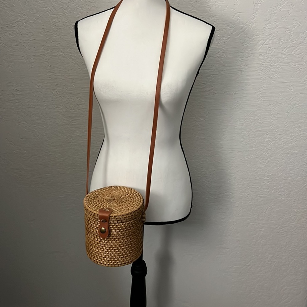 NWOT Rattan cylinder purse! 🌲 Boho bucket bag!